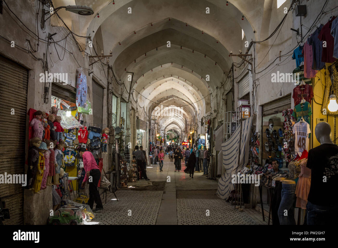 KASHAN, IRAN - Agosto 13, 2015: Strada del Kashan bazar principale nel pomeriggio in un vicolo coperto del mercato. Simbolo dell'architettura persiana, Foto Stock