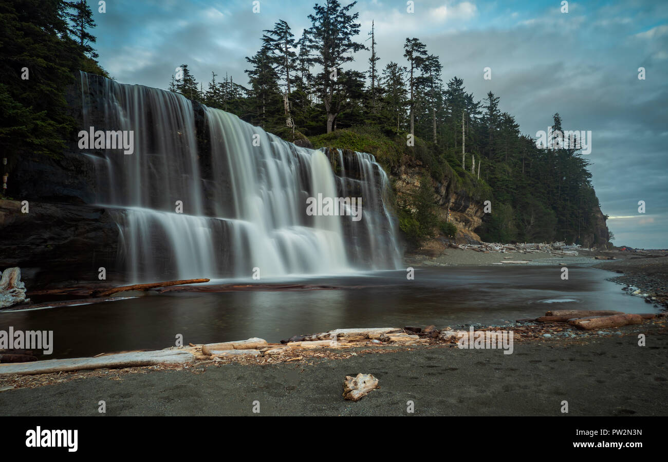 Questo è Tsusiat cade il più bel campeggio lungo la west coast trail sull'Isola di Vancouver, British Columbia, Canada Foto Stock