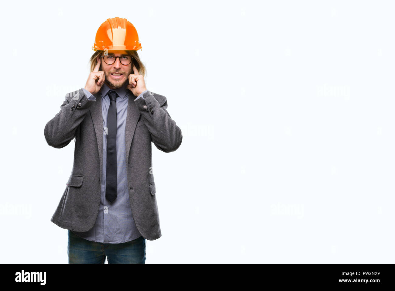 Giovane bello architec uomo con capelli lunghi che indossa il casco di sicurezza su sfondo isolato che copre le orecchie con le dita con infastiditi espressione per n Foto Stock Giovane bello architec uomo con capelli lunghi che indossa il casco di sicurezza su sfondo isolato che copre le orecchie con le dita con infastiditi espressione per n Foto Stock