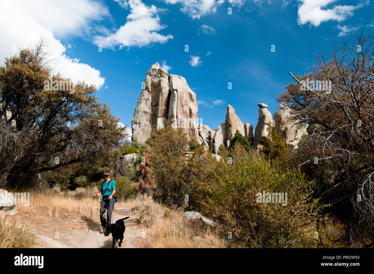 Woman Hiking nella città di roccia riserva nazionale in sud-Idaho centrale Foto Stock