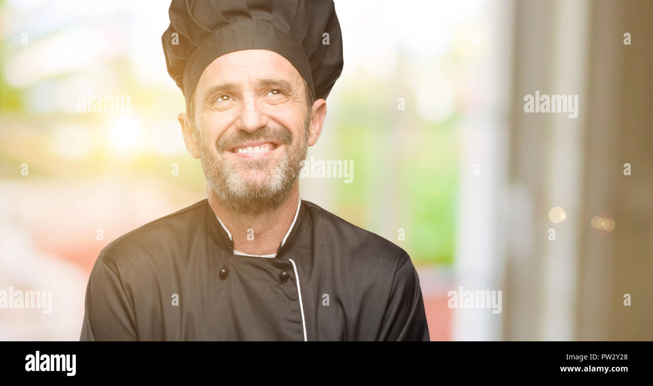Senior uomo cook, indossando chef hat il pensiero e la ricerca di esprimere dubbi e meraviglia Foto Stock
