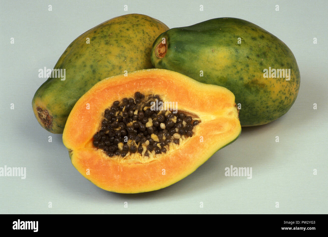 Affettato e piena di papaia o papaia (FIJIAN) Carica papaya. CARIACEAE Foto Stock
