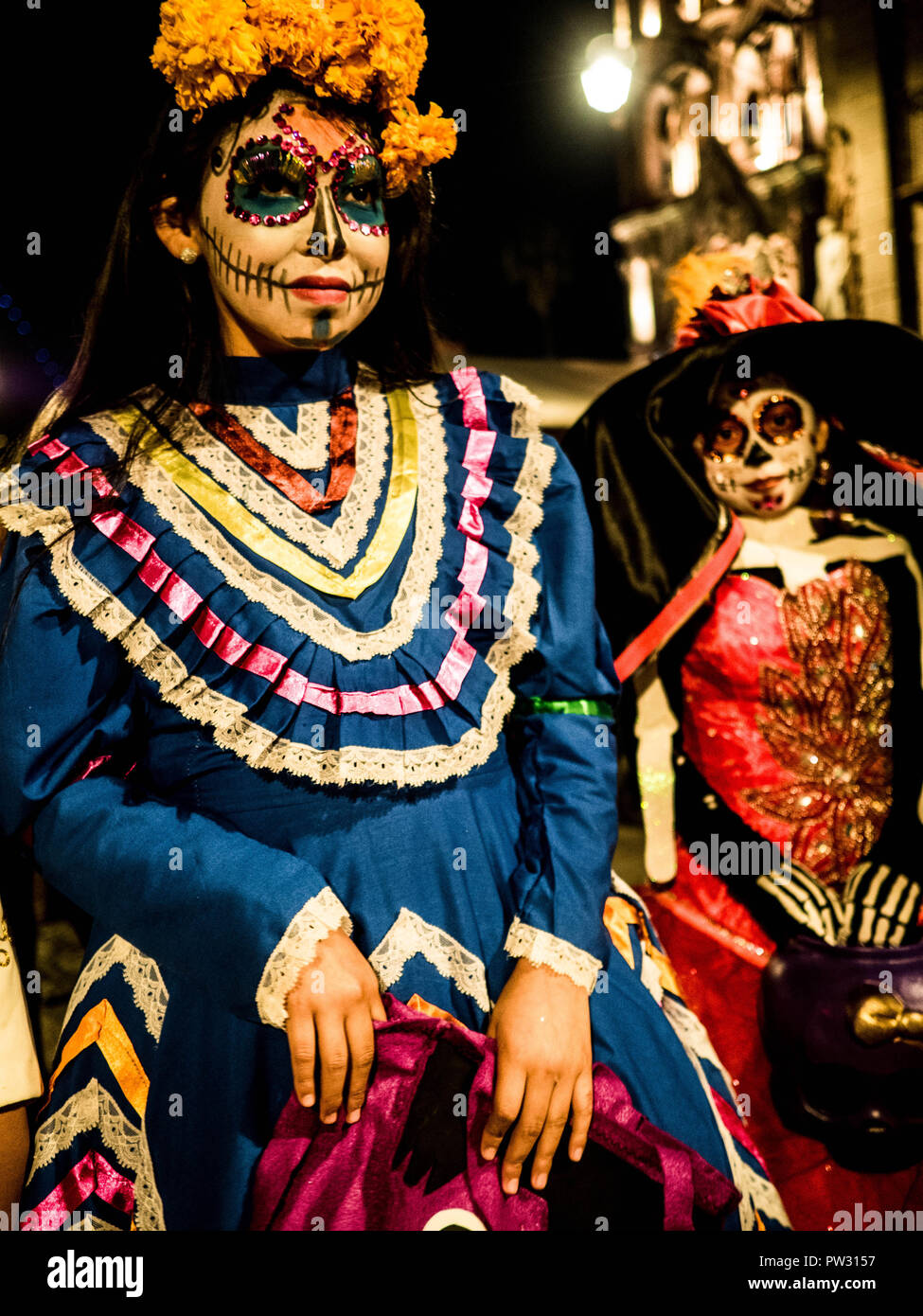 Le giovani ragazze vestite nel tradizionale Calavera Catrina costumi per il giorno degli innocenti in una sfilata in San Miguel De Allende, Messico Foto Stock
