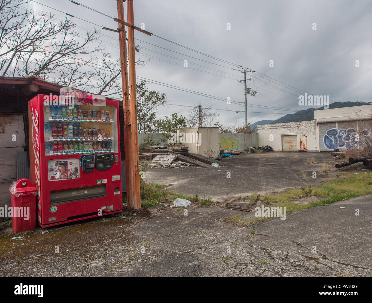 Edifici abbandonati con distributore automatico di bevande, Highway 55, Kannoura a Muroto, Kochi, Shikoku Giappone Foto Stock
