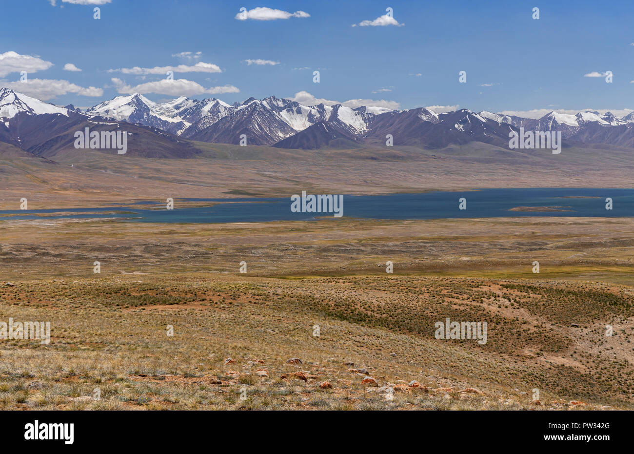 Zorkul Lago con il grande afgana Pamir in background su trek da Keng Shiber di Kara Jilga, Zorkul Riserva Naturale, Pamir Mountains, Gorno-Badakhshan Foto Stock