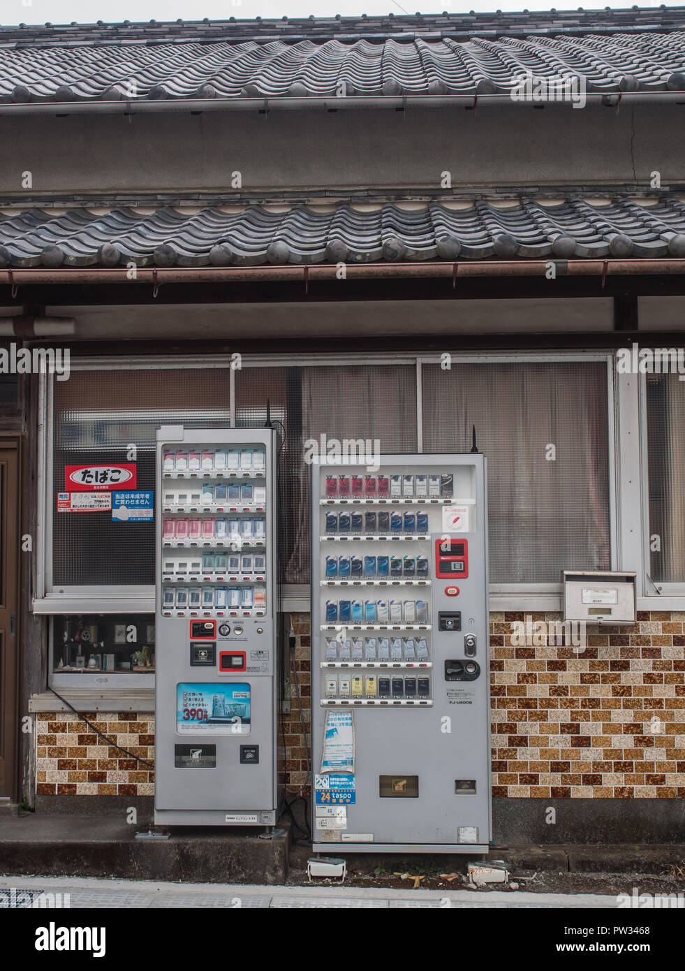 Distributori automatici di sigarette, Highway 55, da Kannoura a Muroto, Kochi, Shikoku Giappone Foto Stock