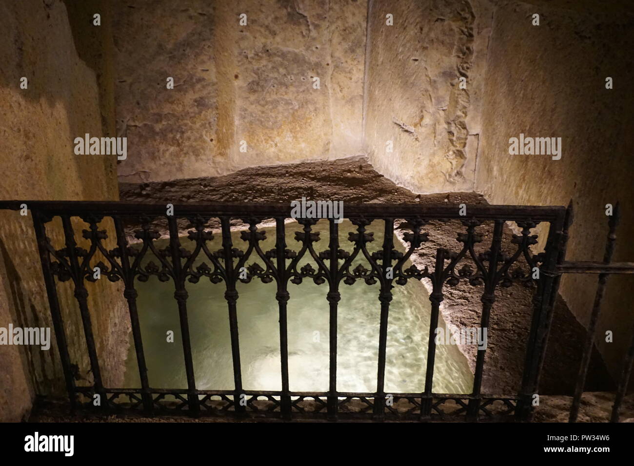 La metropolitana acqua limpida piscina in esecuzione attraverso una caverna troglodita nella Valle della Loira, Francia Foto Stock