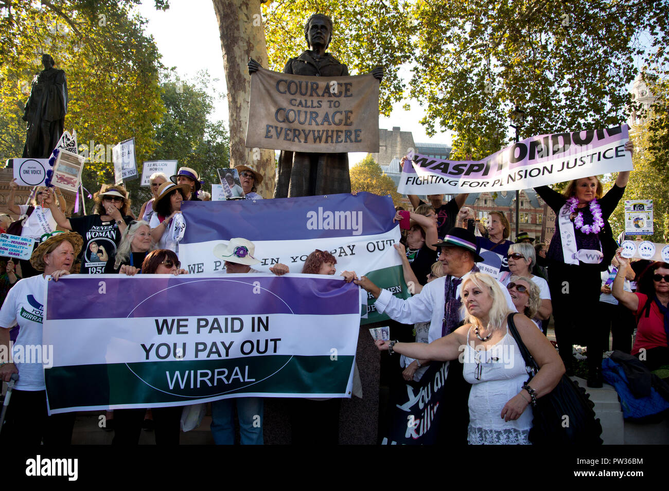 Donne protesta in piazza del Parlamento dalla statua del leader delle suffragette Millicent Fawcett su change in età di pensionamento da 60 per le donne nate negli anni cinquanta a Foto Stock