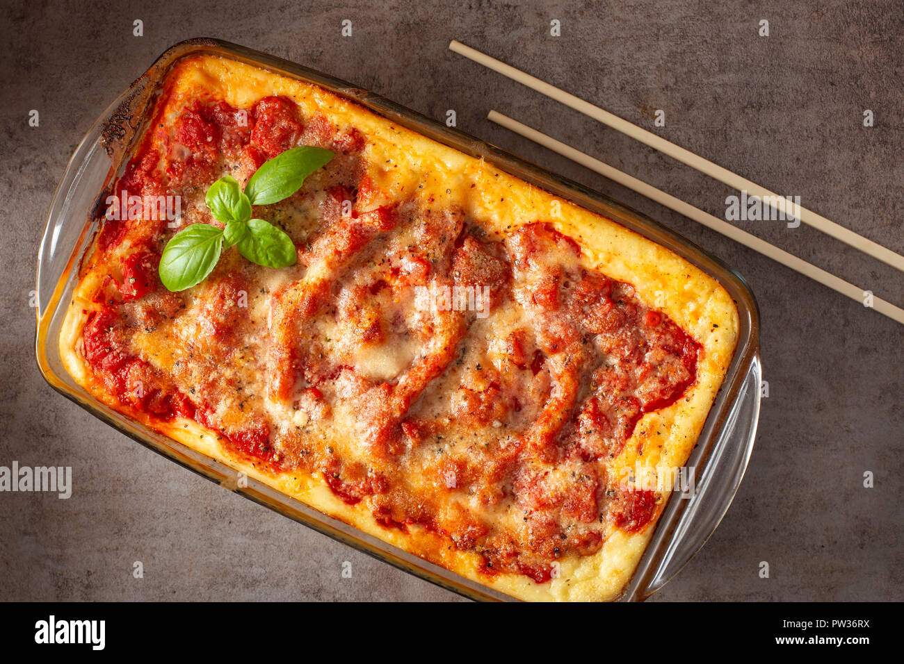Cotto al forno cannelloni ripieni con con bolognese / sugo di ragù e besciamella - vista superiore Foto Stock