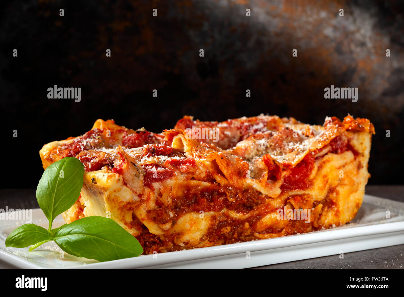 La pasta italiana con bolognese / sugo di ragù e besciamella sulla piastra bianca Foto Stock