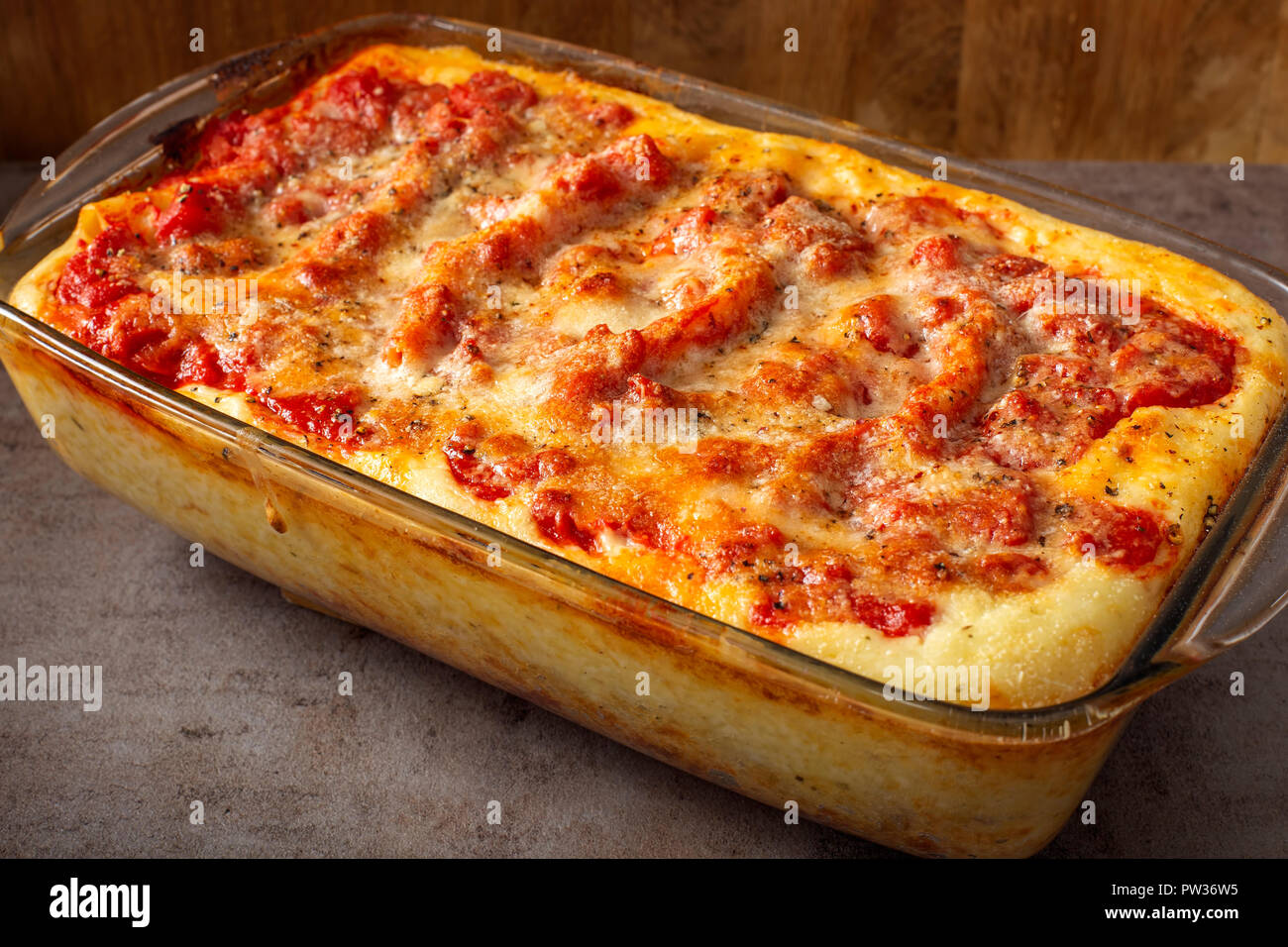 Cotto al forno cannelloni ripieni con con bolognese / sugo di ragù e  besciamella Foto stock - Alamy