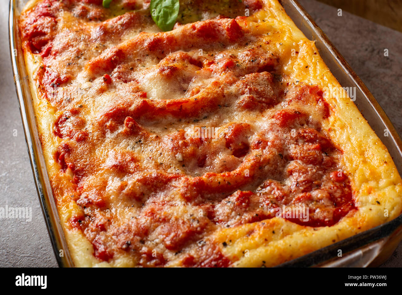 Cotto al forno cannelloni ripieni con con bolognese / sugo di ragù e besciamella - Vista ravvicinata Foto Stock