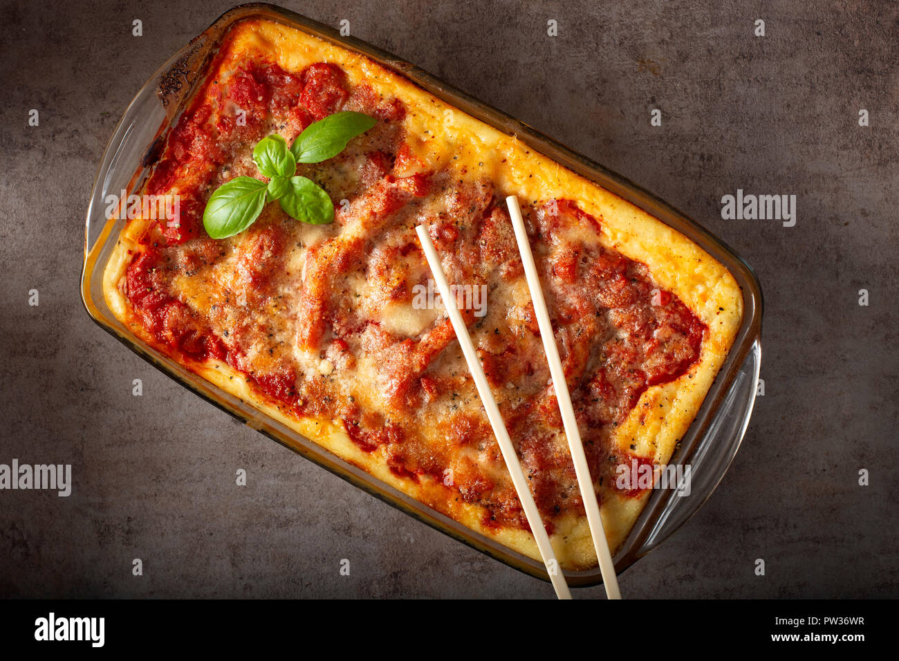 Cotto al forno cannelloni ripieni con con bolognese / sugo di ragù e besciamella - vista superiore Foto Stock