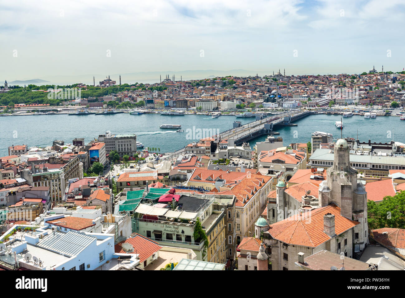 La vista dalla Torre di Galata attraverso Beyoglu al Corno d'Oro e Ponte di Galata in una giornata di sole, Istanbul, Turchia Foto Stock