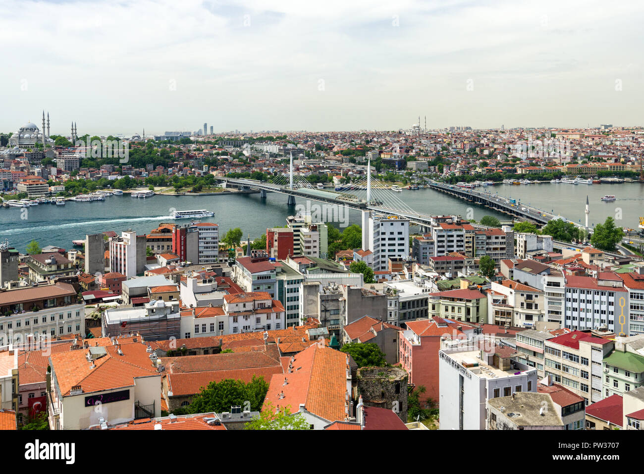 La vista dalla Torre di Galata attraverso Beyoglu al Golden Horn con ponte della metropolitana e la città in una giornata di sole, Istanbul, Turchia Foto Stock