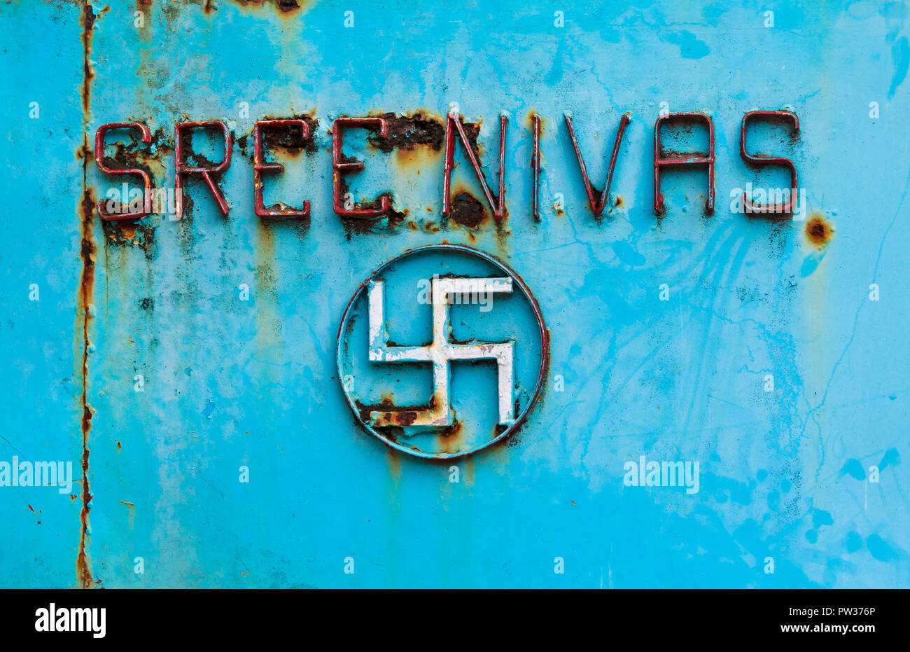 KANNUR KERALA INDIA SWASTIKA SIGN ON BLUE GATE SREE NIVAS Foto Stock