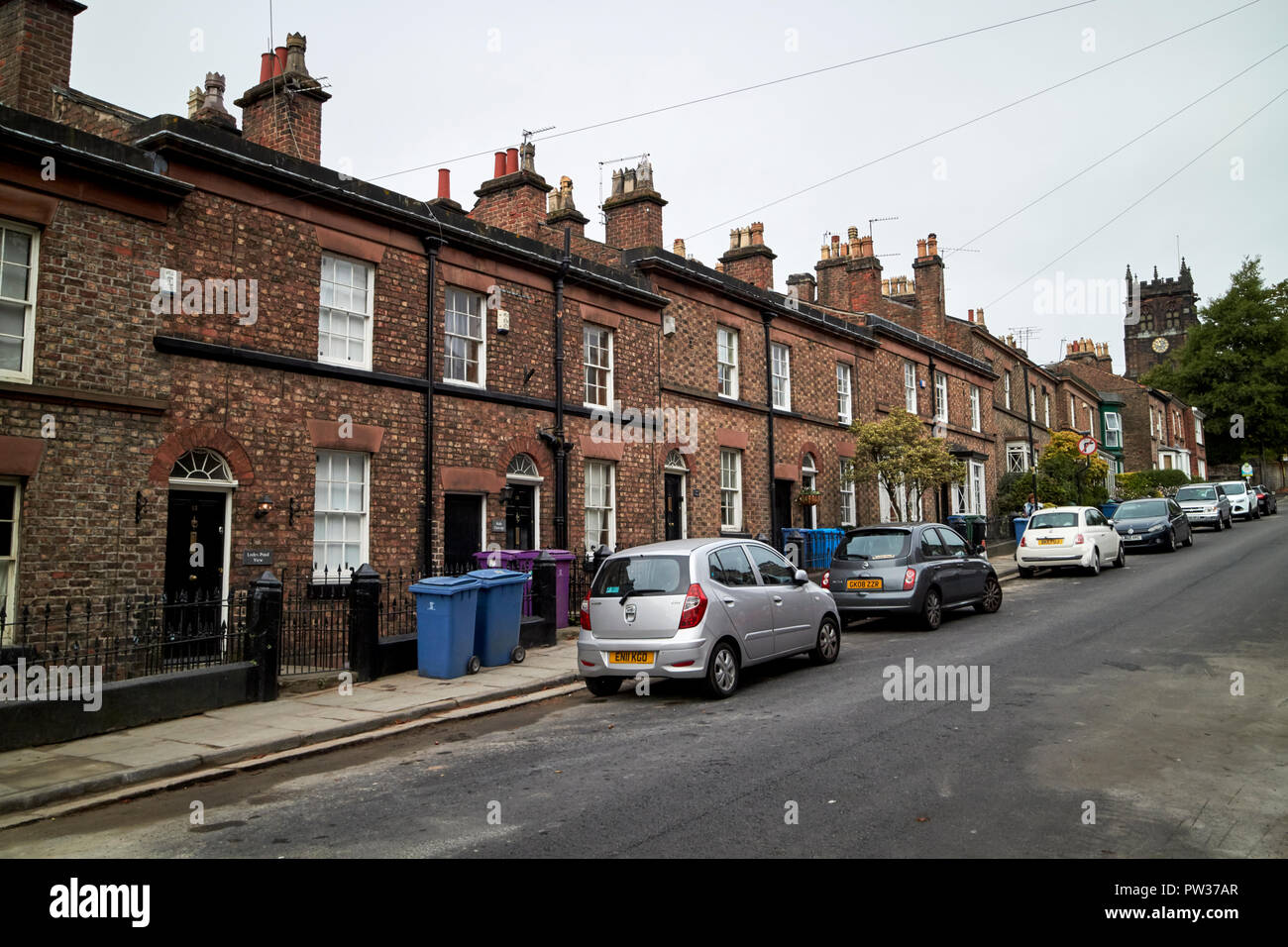 Terrazza di case in mattoni con medicazioni in pietra e tetti in ardesia sulla strada della chiesa woolton Liverpool Merseyside England Regno Unito Foto Stock