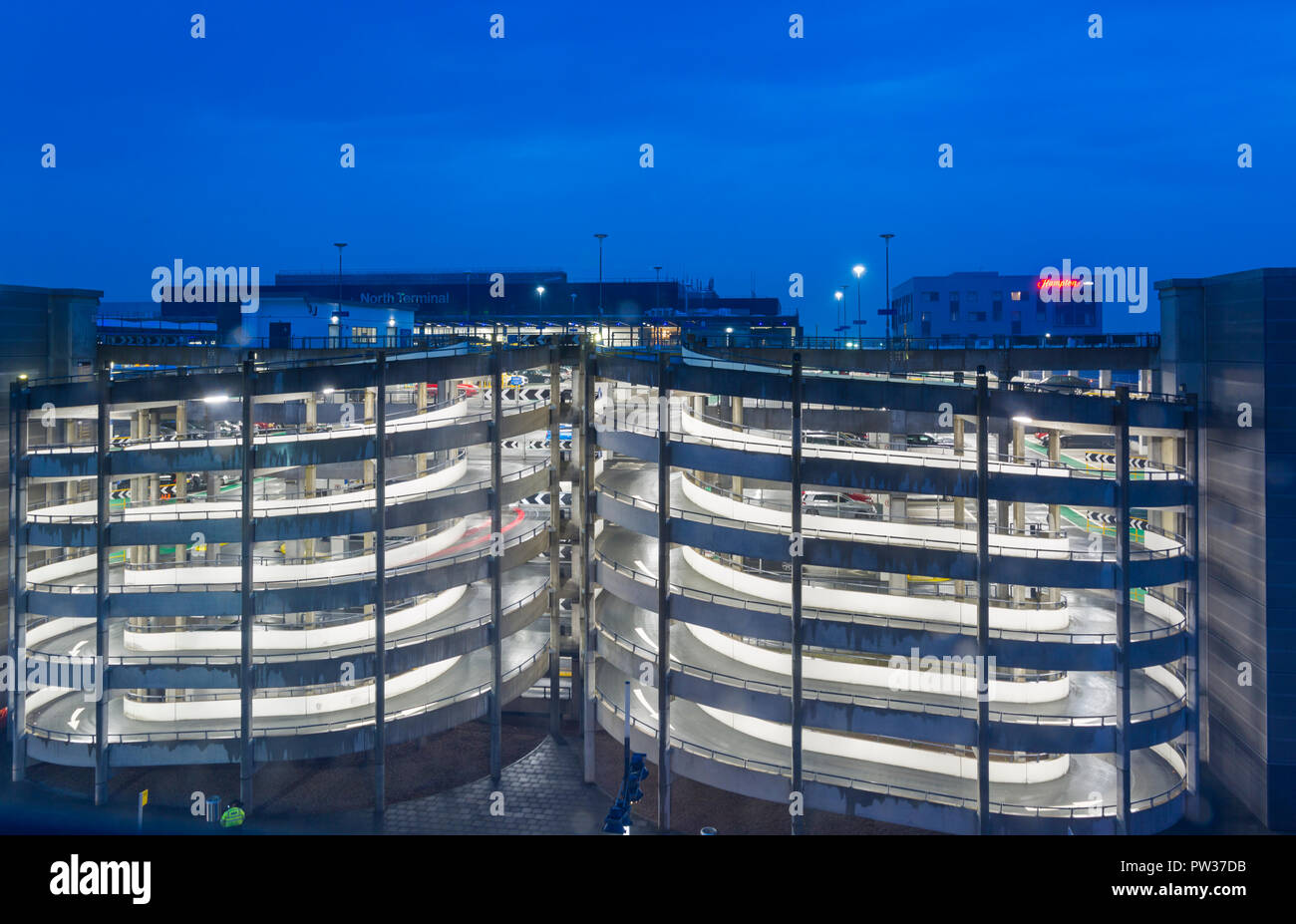 Parcheggi a più piani presso il Terminal Nord dell'Aeroporto Gatwick di Londra, West Sussex UK a maggio Foto Stock