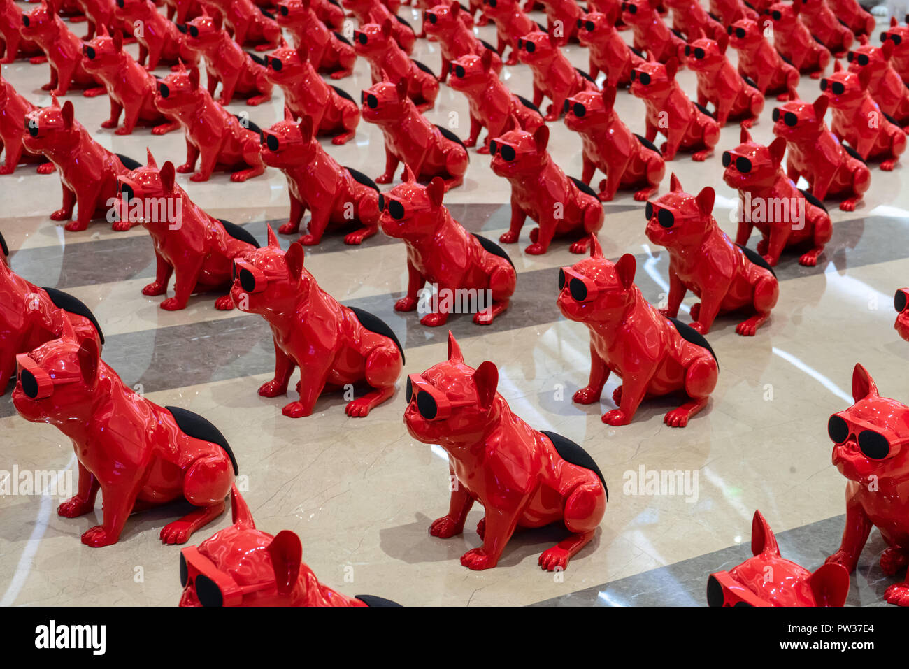 Dogbots (elettronici cani robot) sul display in vendita presso il centro commerciale per lo shopping in Cina Foto Stock