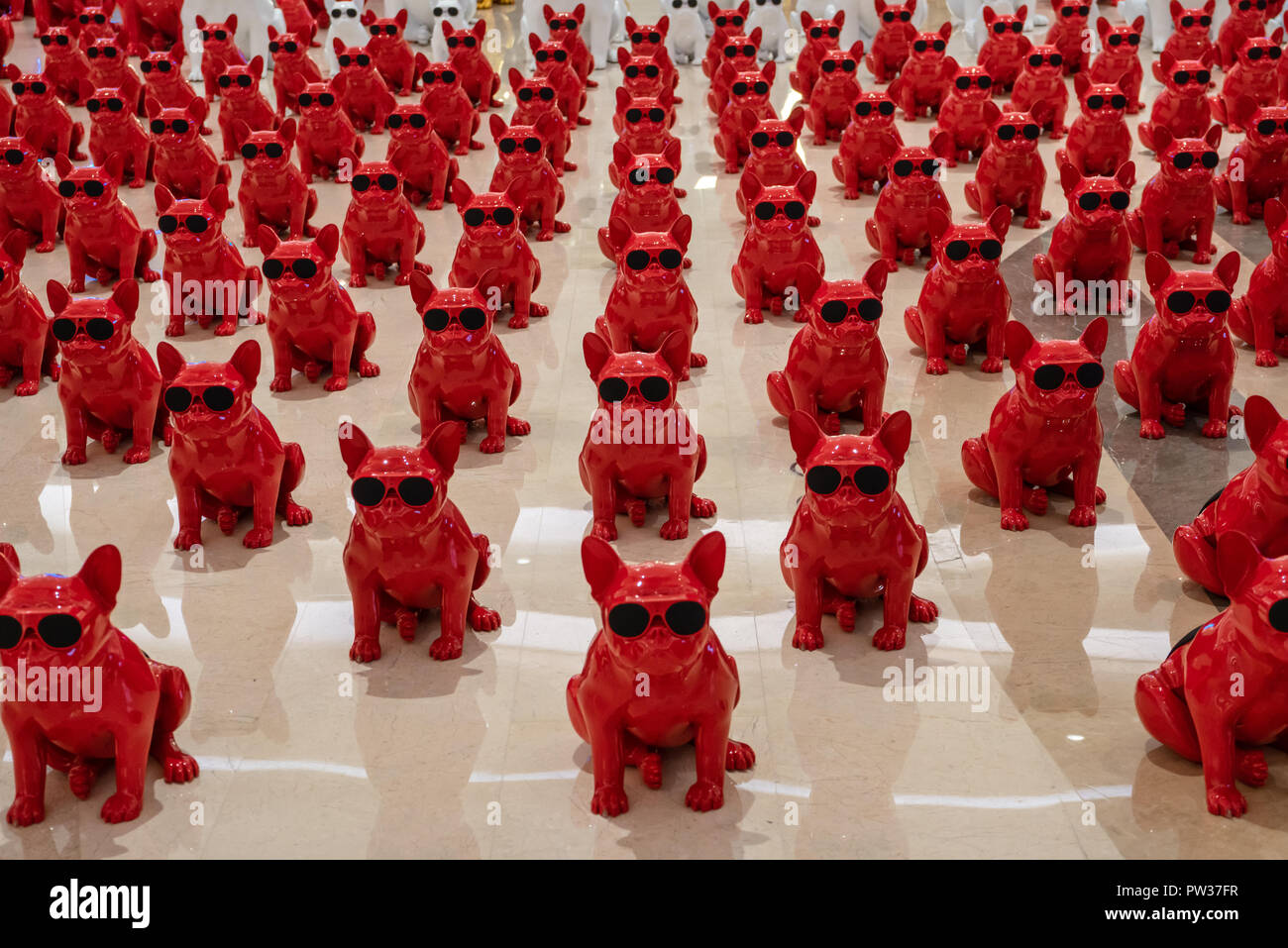 Dogbots (elettronici cani robot) sul display in vendita presso il centro commerciale per lo shopping in Cina Foto Stock