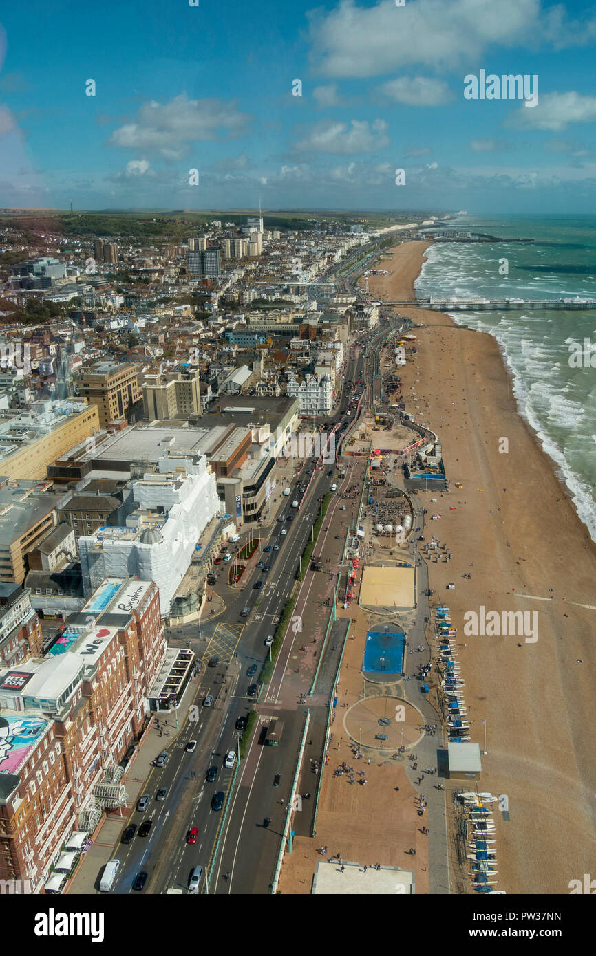 Vista aerea della spiaggia di Brighton, della strada sul lungomare e degli edifici visti dal pod di osservazione della British Airways i360, Brighton, East Sussex, Inghilterra, Regno Unito Foto Stock