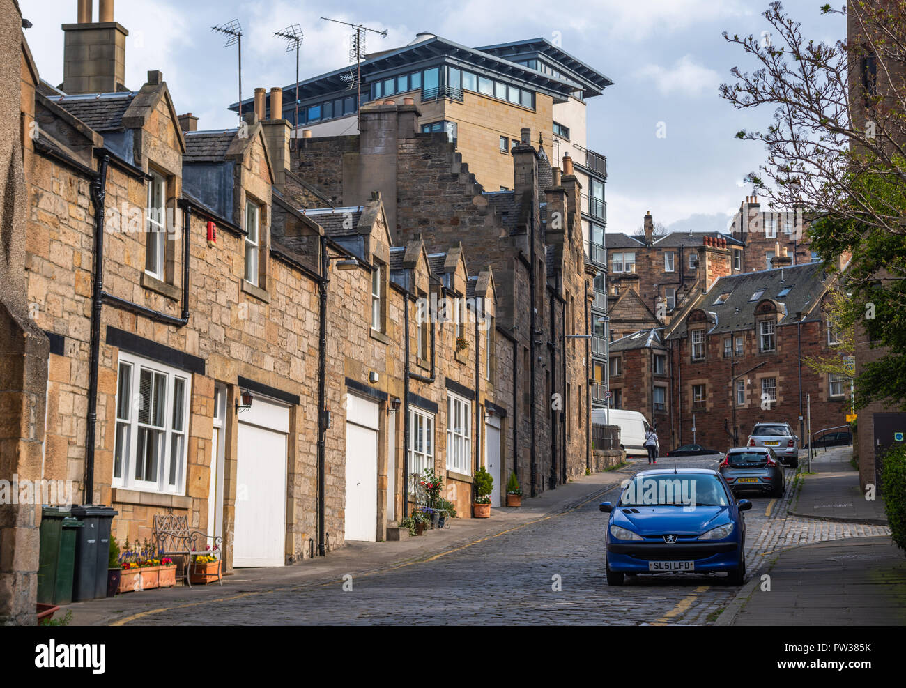 Case a schiera in una strada residenziale, Sunbury Mews, Dean Village Edimburgo, Scozia, Regno Unito Foto Stock