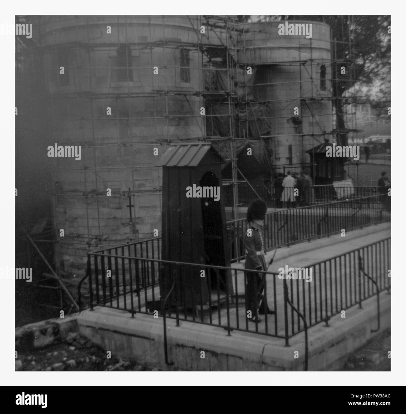 Torre di Londra UK 1963, Sentry in guardia Foto Stock