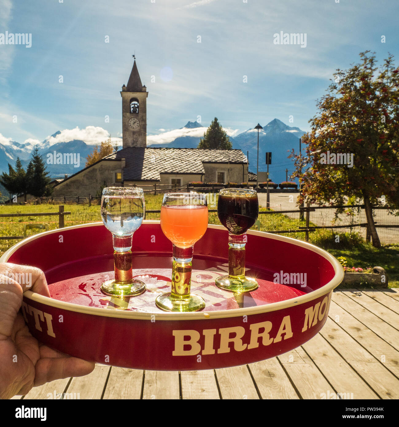 Colorato short drink serviti in un bar nel villaggio di Lignan nella regione Valle d'Aosta NW Italia Foto Stock