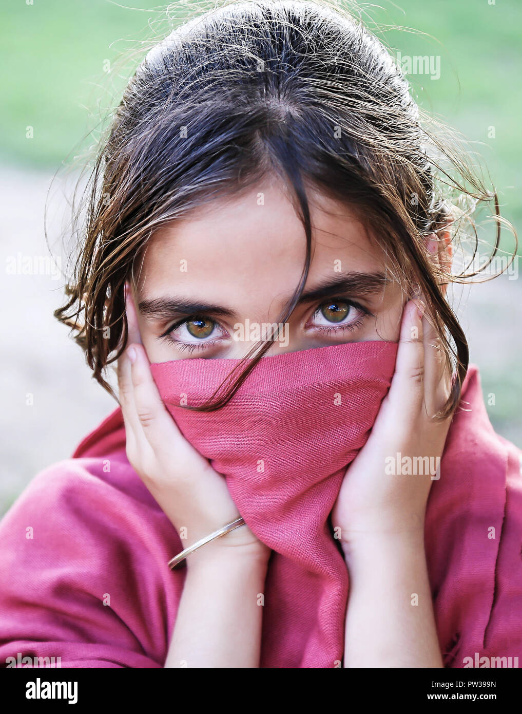 Un ritratto di chiusura di un palestinese bambina con un occhi innocenti e di espressione. Foto Stock