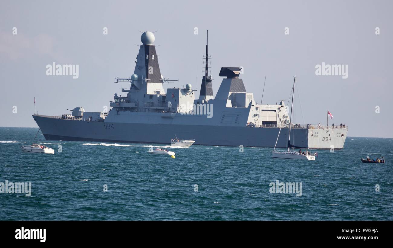 La British Royal Navy tipo 45 cacciatorpediniere HMS Diamond prendendo parte al 2018 Bournemouth Air Festival Foto Stock