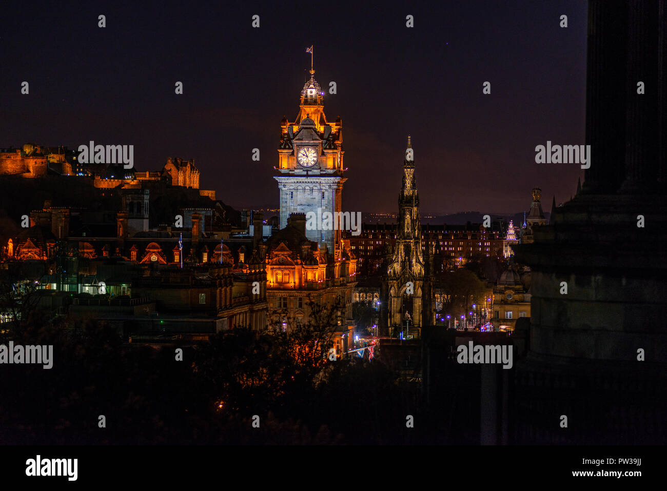 Vista dello Skyline di Calton Hill di notte, Edimburgo, Scozia, Regno Unito Foto Stock