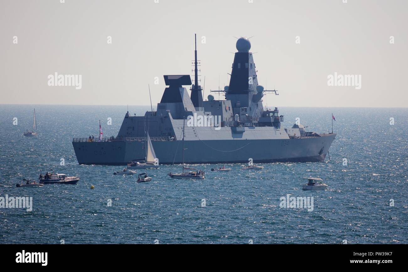 La British Royal Navy tipo 45 cacciatorpediniere HMS Diamond prendendo parte al 2018 Bournemouth Air Festival Foto Stock