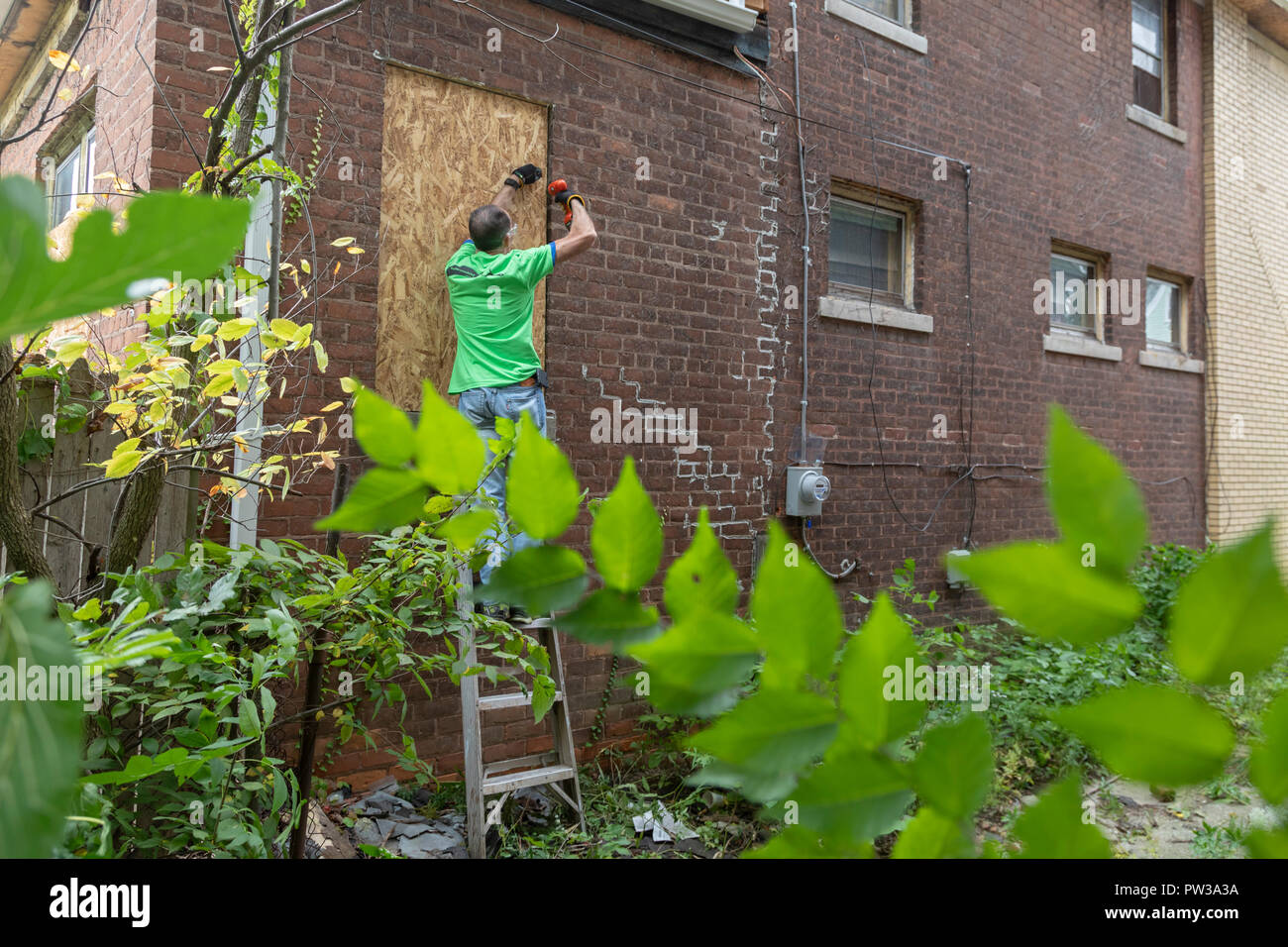Detroit, Michigan - Volontari ripulire un distressed Neighbourhood durante una settimana di comunità iniziativa di miglioramento che si chiama vita rimaneggiata. Volunteer Foto Stock