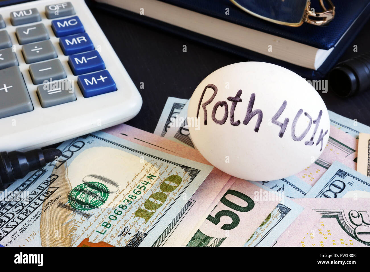 Roth 401k scritta su un lato di uovo e denaro. Foto Stock