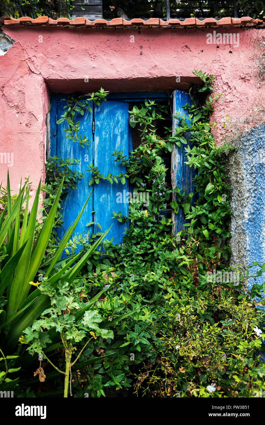 Blu finestra ritagliata nel vecchio Patitiri, Sporadi settentrionali della Grecia. Foto Stock