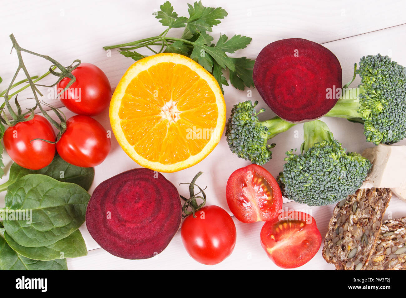Cibo nutriente come fonte di vitamina B9, la fibra dietetica, acido folico e minerali naturali, il concetto di uno stile di vita sano Foto Stock