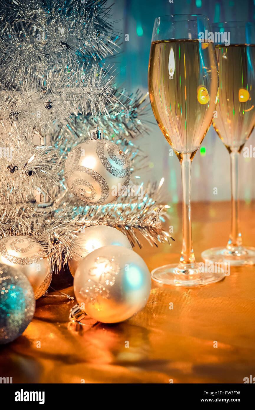 Albero di natale, palloncini e bicchieri di vino Foto Stock