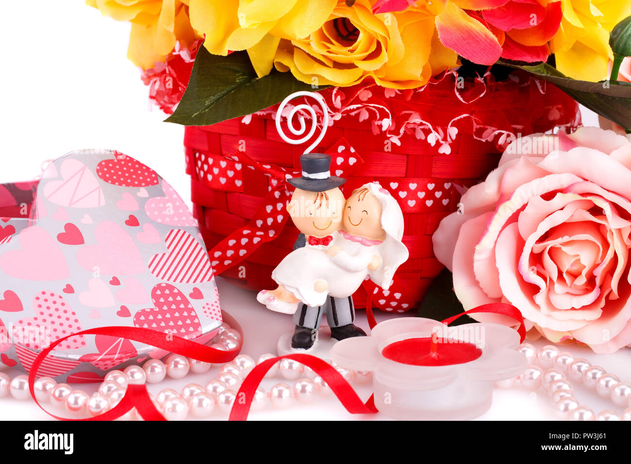 Rose colorate, sposa e il suo fidanzato, candela e confezione regalo chiudere l'immagine. Foto Stock