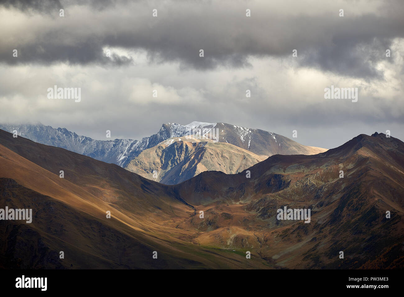 Mountain top sotto un cielo tempestoso con colore arancione scuro piano frontale. Caucaso del Nord, Russia Foto Stock