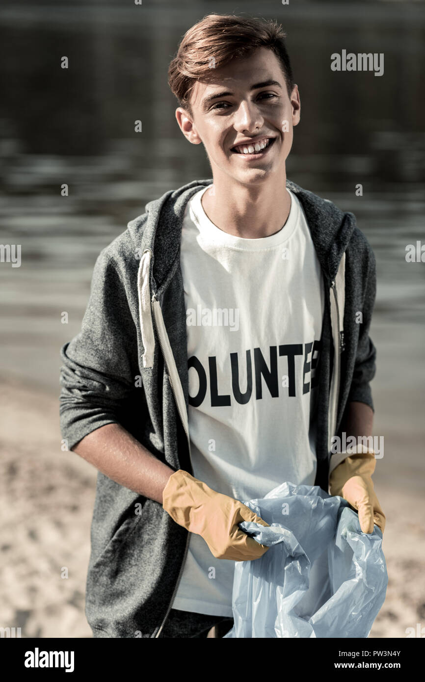 Trasmissione via IR di responsabile studenti partecipanti in azione per la città pulita Foto Stock