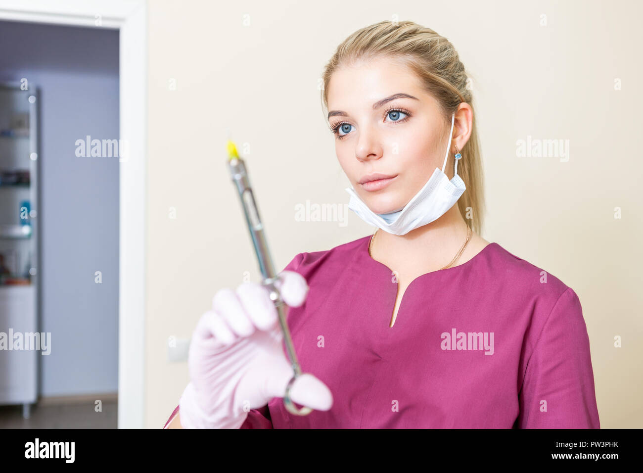 Femmina di dentista in studio dentistico a parlare con la paziente di sesso femminile e la preparazione per il trattamento. Con iniezione ,l'anestesia Foto Stock