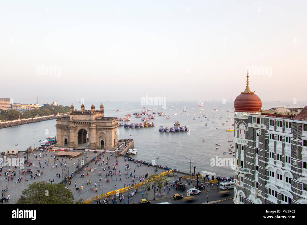 India, Mumbai, Maharashtra, il Gateway of India, il monumento a ricordo dello sbarco di Re Giorgio V e la regina Mary nel 1911 Foto Stock
