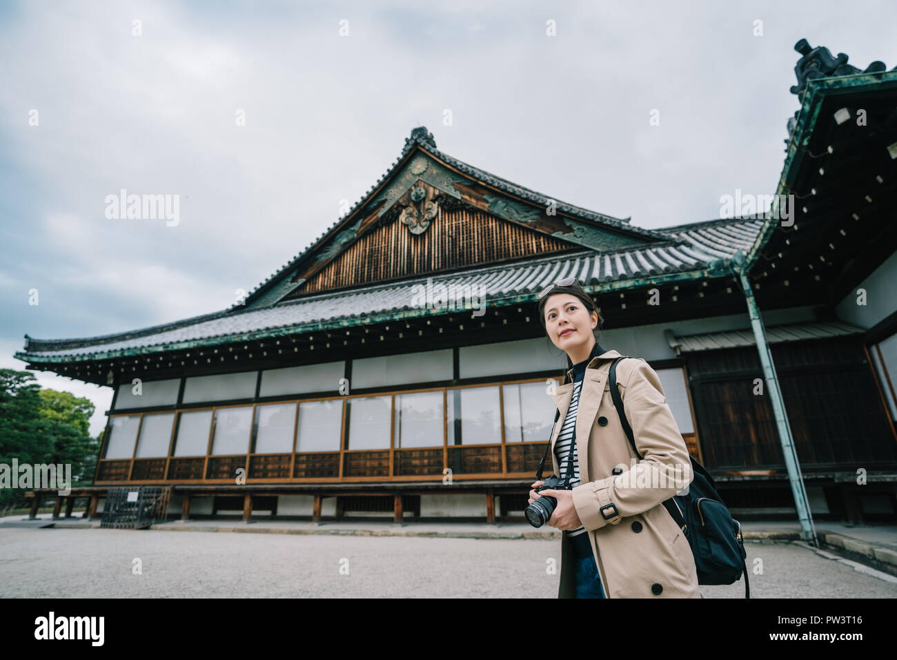 Elegante azienda turistica la sua fotocamera, visita il famoso tempio giapponese. Viaggiare a Kyoto in Giappone. backpacker femmina visitando il Giappone da solo in primavera Foto Stock