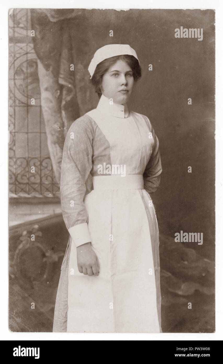 Originale era edoardiana ritratto da cartolina di attraente infermiera che ha lavorato a Kent House Nursing Home, Torquay, Devon, Regno Unito circa 1906 Foto Stock
