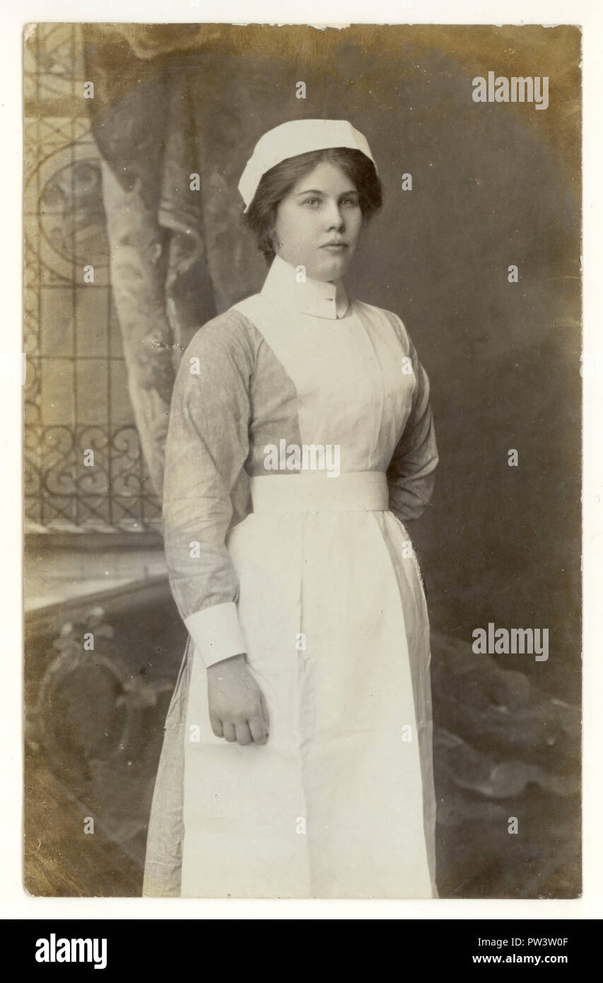 Originale era edoardiana ritratto da cartolina di attraente infermiera che ha lavorato a Kent House Nursing Home, Torquay, Devon, Regno Unito circa 1906 Foto Stock