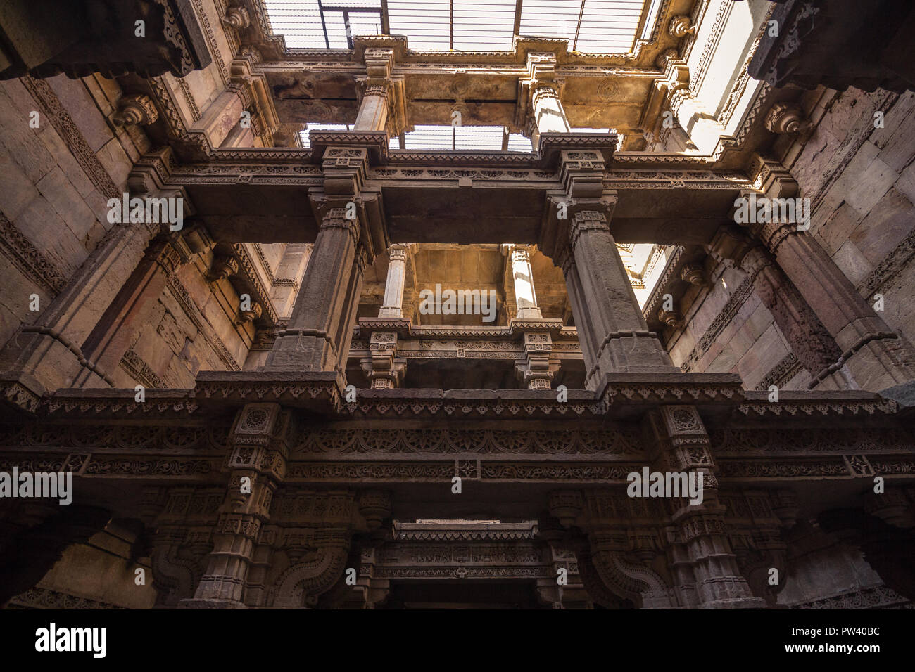 Dettagli architettonici del passo Adalaj bene in Ahmadabad, Gujarat. Foto Stock