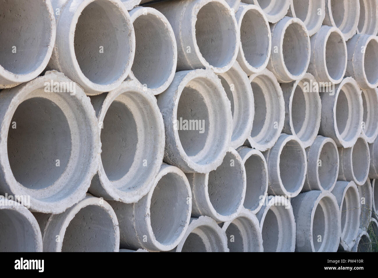 Calcestruzzo tubi di drenaggio per l'edilizia industriale. Foto Stock