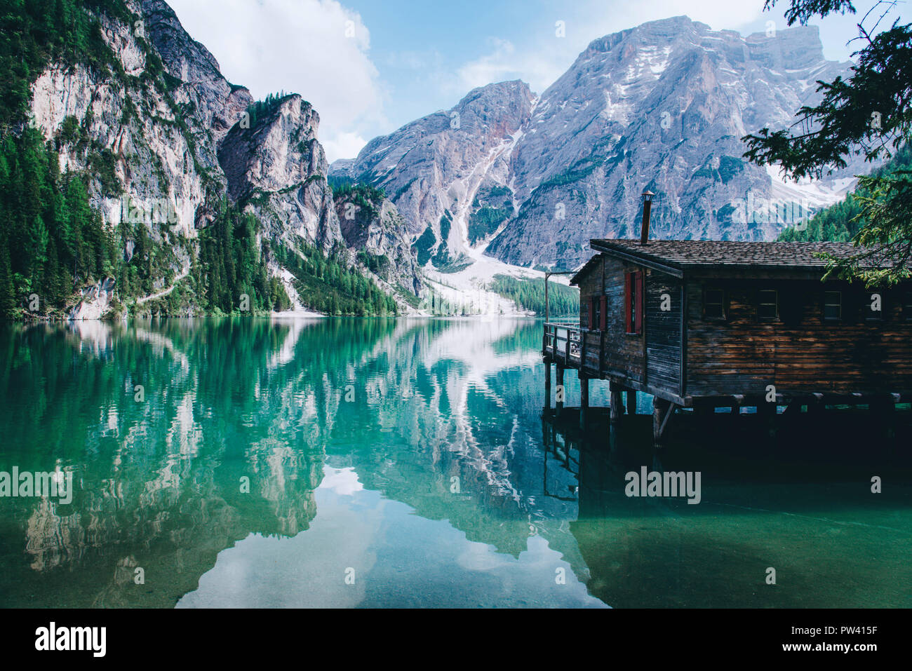 Bellissima vista del Lago di Braies o lago di Braies, Trentino Alto Adidge, Dolomiti, Italia. Foto Stock