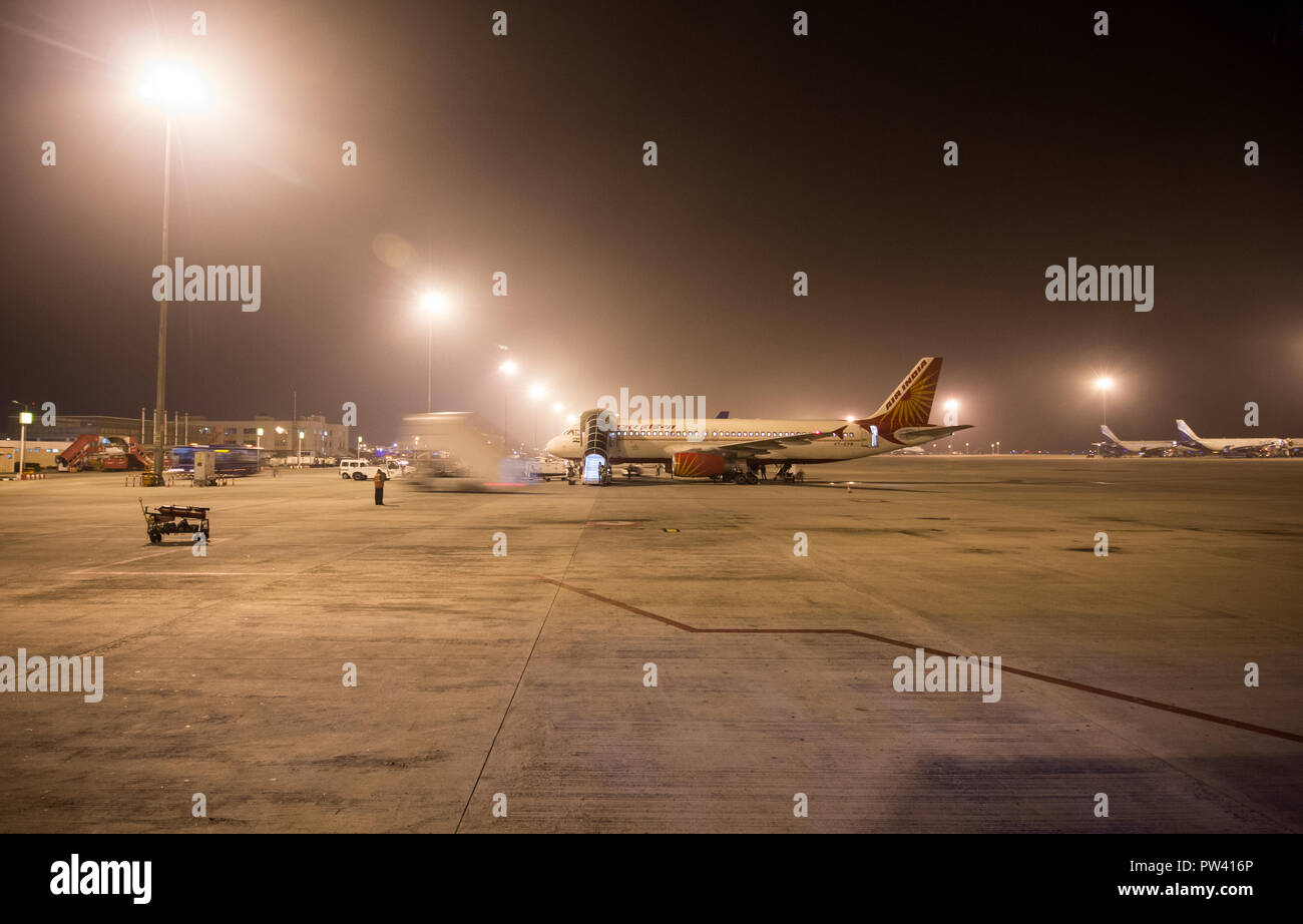 Bangalore, Karnataka, India. 18 Gennaio 2016: Air India aeromobile la preparazione per la partenza in Kempagowda International Airport. Foto Stock