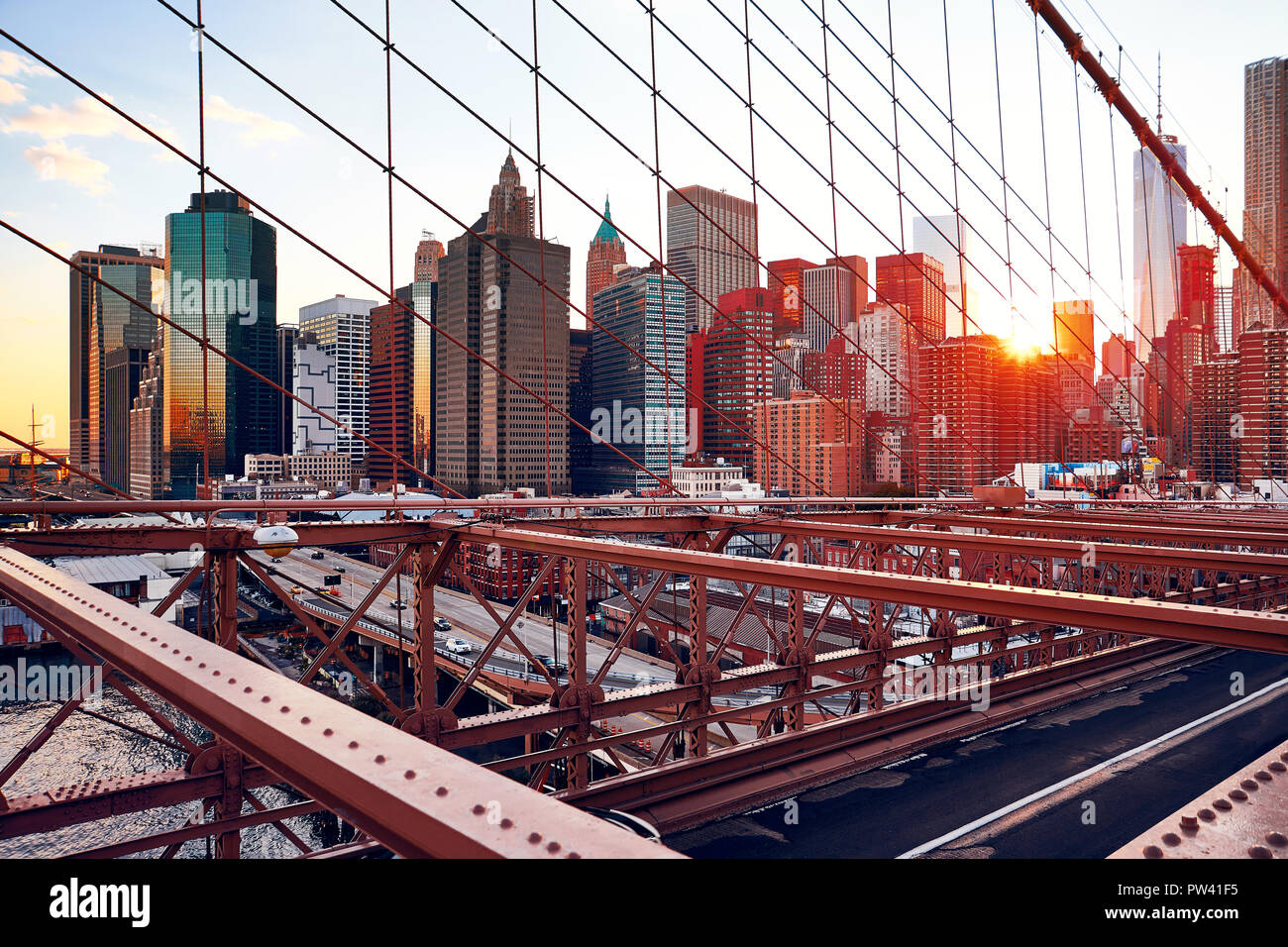 Downtown skyline di Manhattan dal ponte di Brooklyn al tramonto Foto Stock